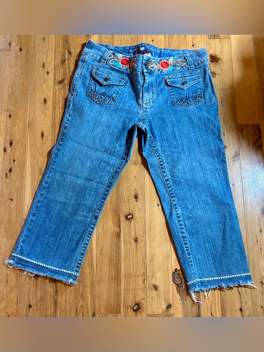VTG Candies Y2K Cropped Jeans Embroidered Stretch Raw Hem Flap Pockets Sz 17